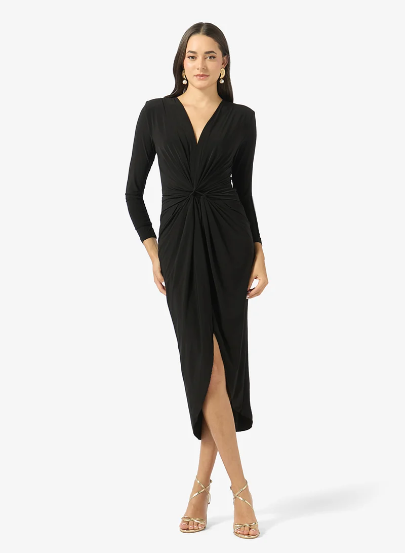 جينجر فستان ميدي بياقة على شكل حرف  وتصميم درابيه