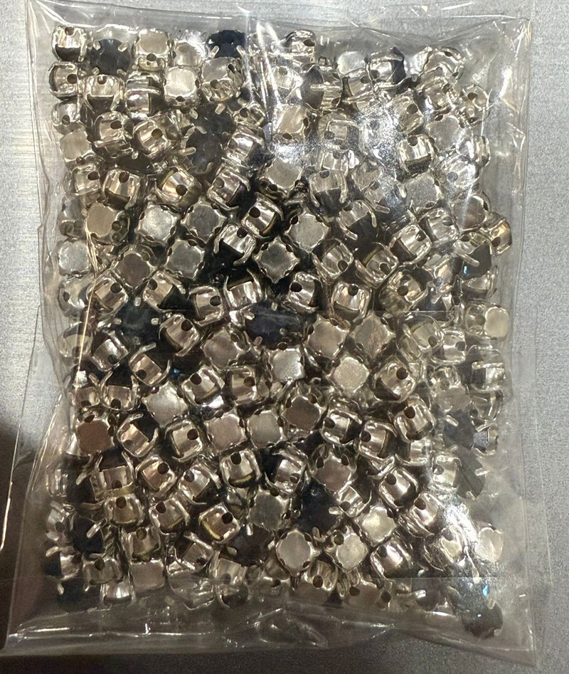 40 غرام / تقريبا 300 حبه  من الفصوص الكريستال اللامعة للخياطة  (4mm)  قاعدة فضية مسطحة DIY مرصعة أحجار كريمة زجاجية بفتحات مكوّنات إبرة وخيط تستخدم لخياطة على الملابس والفساتين والحقائب والأحذية ( أزرق داكن جدا ) - Image 2