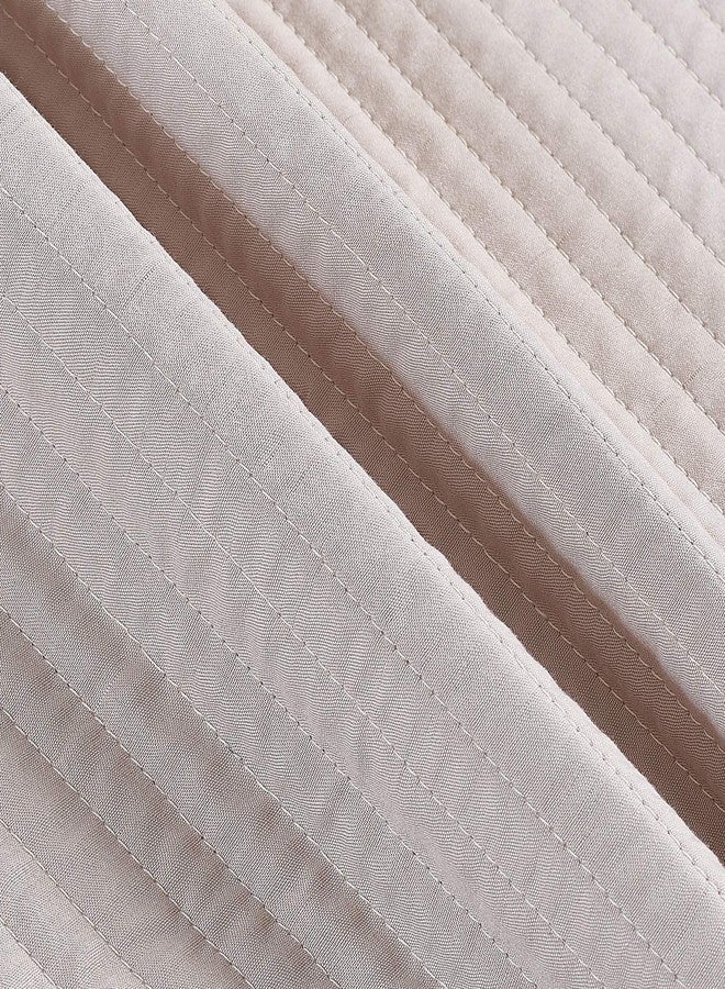 Brilliant Sunshine منظم مسند ذراع أريكة فاخر بلون بيج فاتح من بريليانت صن شاين، مزود بخمسة جيوب، وحامل كرسي استرخاء، وبطانة مبطنة بقنوات نصف بوصة، وحامل قابل للغسل لأجهزة التحكم عن بعد، ومساحة تخزين للمجلات والأجهزة اللوحية، مقاس 35×13 بوصة، لون بيج فاتح. - Image 5