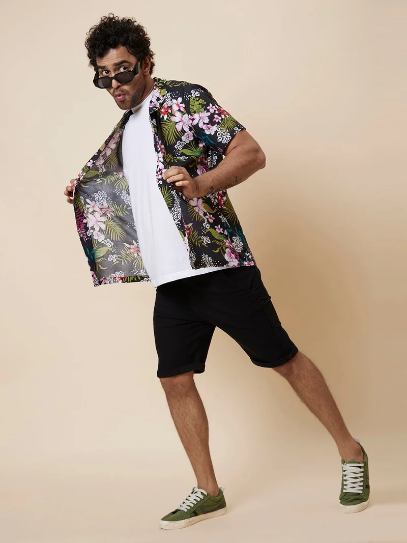 جلو باص قميص رجالي أسود مطبوع بالزهور بقصة عادية للمنتجع