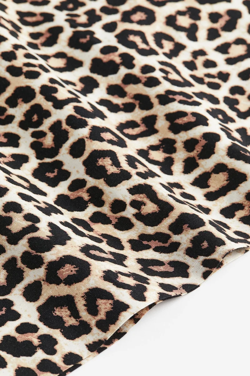 اتش اند ام تنورة قصيرة مطبوعة