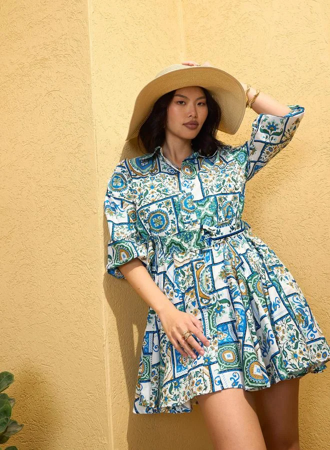ساسافراس فستان قصير بحزام بطبعة بلاط أزرق من ساسافراس