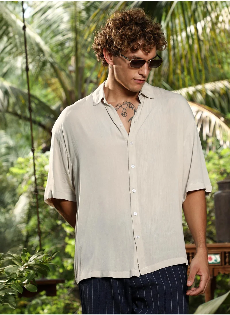 كامبوس سوترا Campus Sutra Men's Off-White Crinkled Oversized Shirt For Casual Wear | Spread Collar | Short Regular Sleeves | Button Closure | Oversized Shirt Crafted With Comfort Fit For Everyday Wear