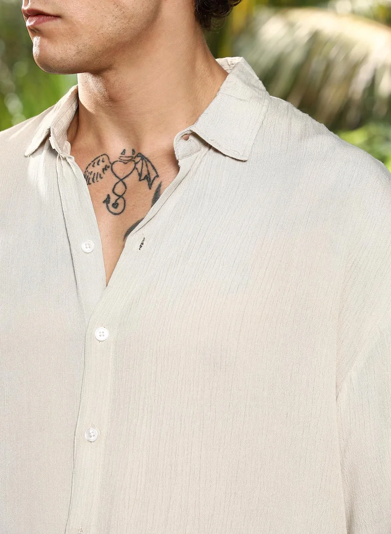 Campus Sutra Campus Sutra Men's Off-White Crinkled Oversized Shirt For Casual Wear | Spread Collar | Short Regular Sleeves | Button Closure | Oversized Shirt Crafted With Comfort Fit For Everyday Wear