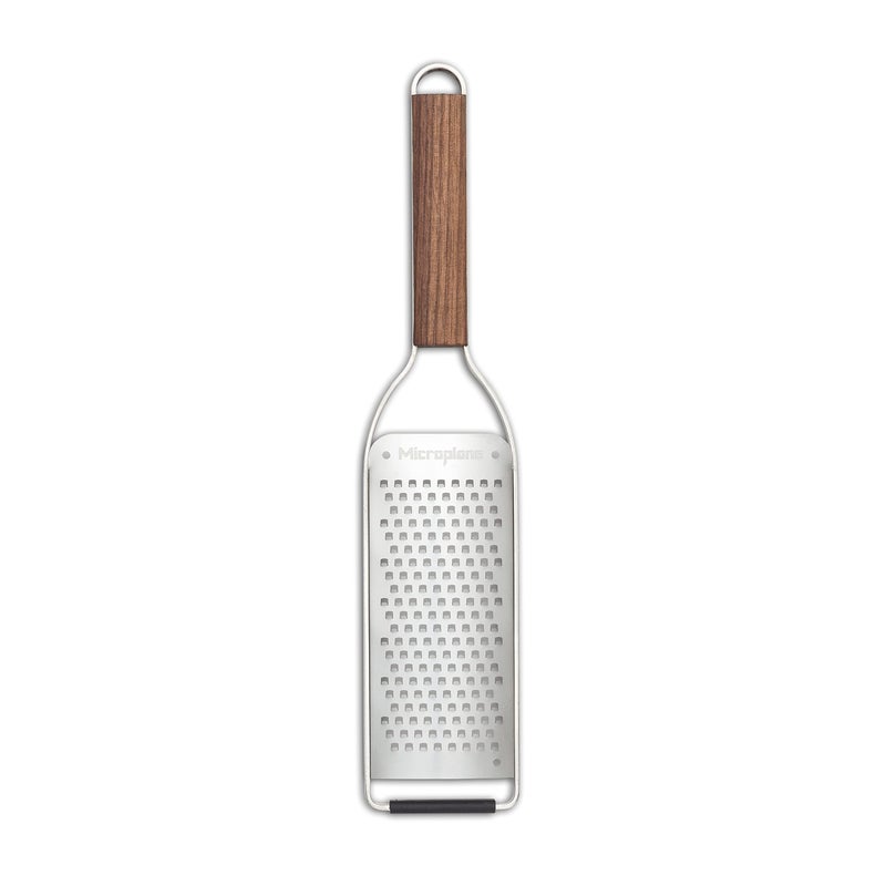 Microplane مبشرة جبن ماستر سيريز بمقبض خشبي وإطار من الفولاذ المقاوم للصدأ وشفرات خشنة - Image 1