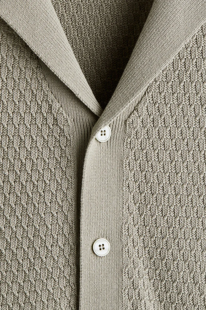 اتش اند ام قميص منتجع محبوك بنقوشات بقصة عادية