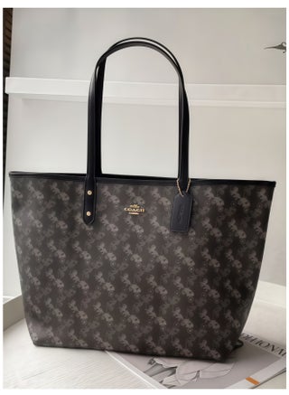 عربة وحصان/أسود