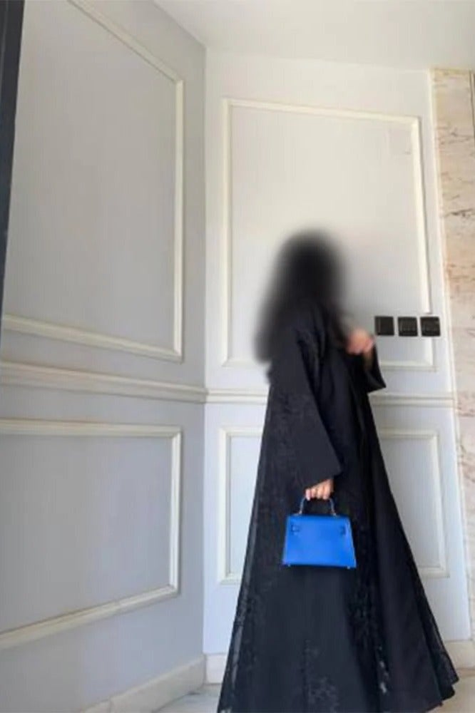 Crepe abaya : a luxurious feminine harmony that combines the softness of crepe with a touch of pink to give you a radiant presence with elegant details. - Image 3