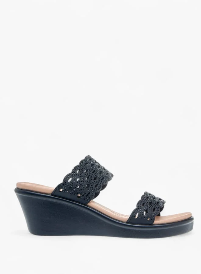 لو كونفورت صنادل نسائية بكعب إسفين مزينة بتفاصيل مقصوصة بالليزر