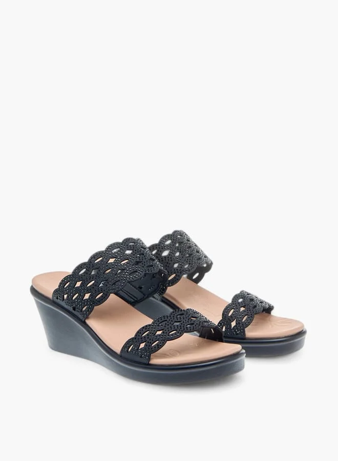 لو كونفورت صنادل نسائية بكعب إسفين مزينة بتفاصيل مقصوصة بالليزر