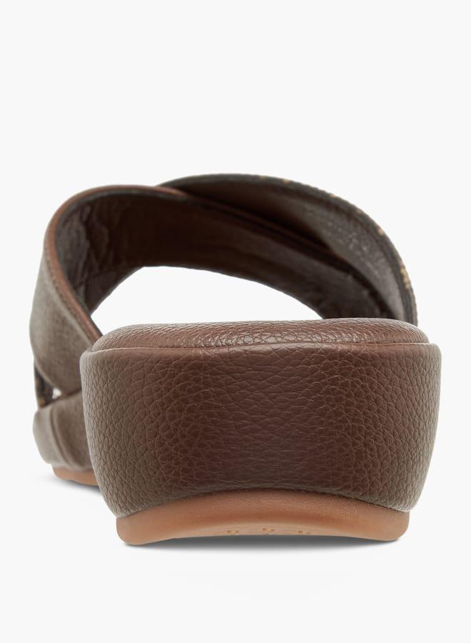 لو كونفورت صنادل نسائية بنقش المونوغرام بحزام متقاطع سهلة الارتداء - Image 4