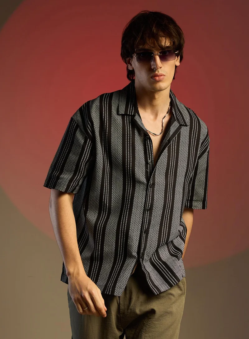 كامبوس سوترا قميص رجالي أسود منسوج مخطط بقصة واسعة للارتداء الكاجوال بياقة كوبية وأكمام قصيرة وإغلاق بأزرار ومقاس واسع مريح للاستخدام اليومي