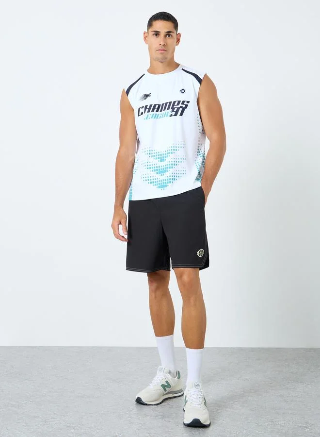 ستايلي شورت بقصة عادية وتفاصيل مُطرزة