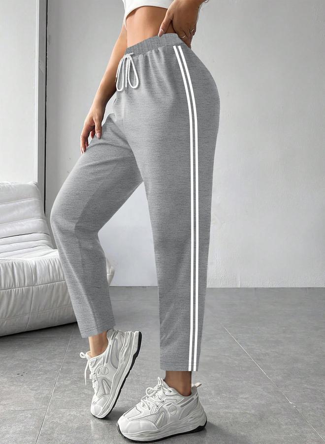 تايك تو بنطال رياضي رمادي بخطوط جانبية - Image 3
