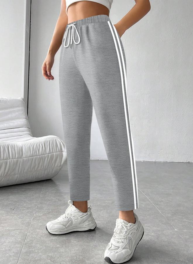 تايك تو بنطال رياضي رمادي بخطوط جانبية - Image 1
