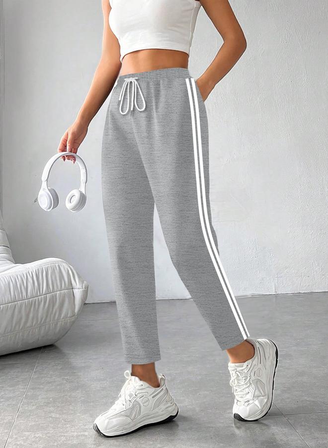 تايك تو بنطال رياضي رمادي بخطوط جانبية - Image 4