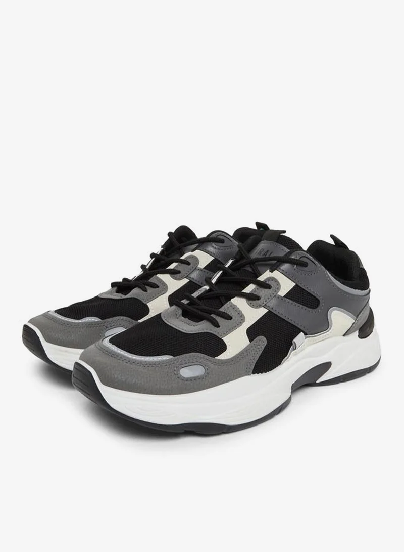 ستايلي حذاء سنيكرز شانكي بنمط كتل الالوان ورباط غلق