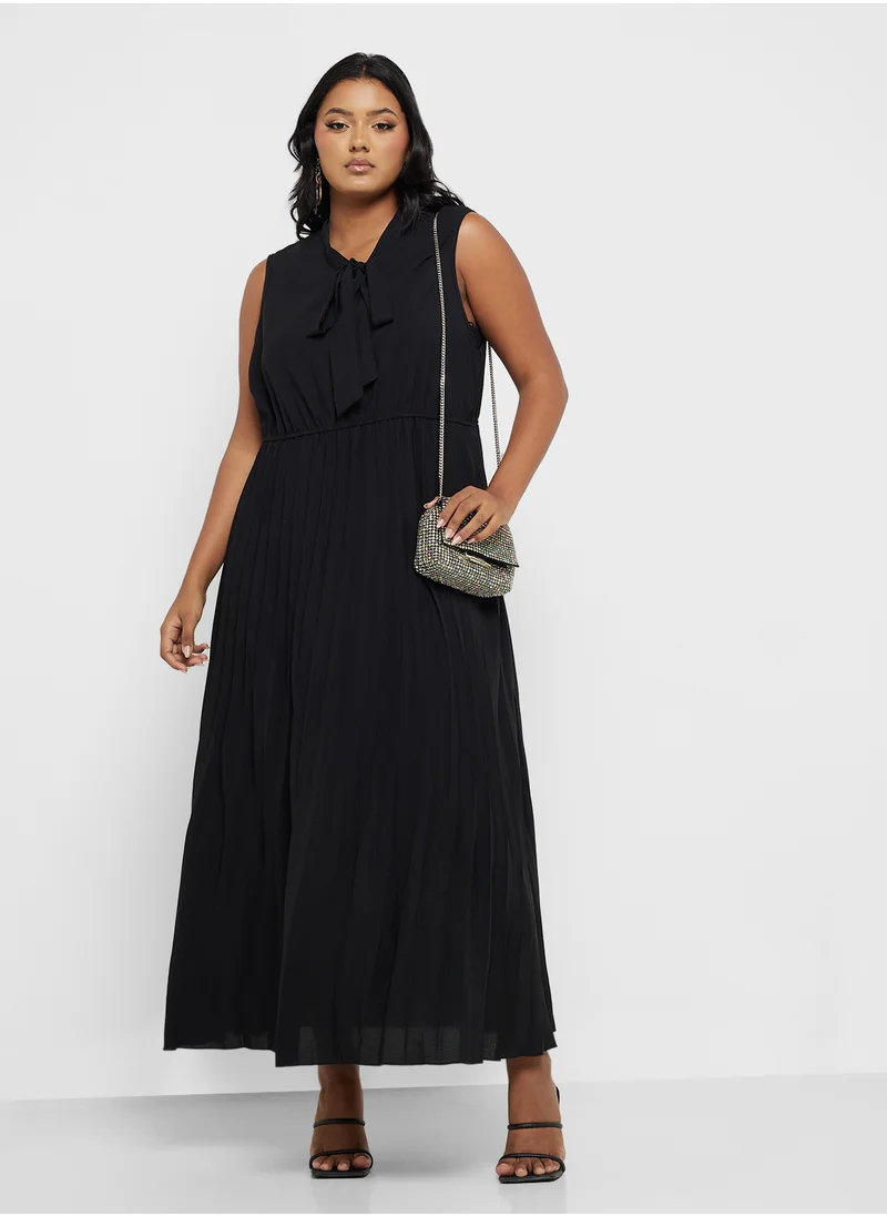 ايلا بلس Sleeveless Pleated Dress