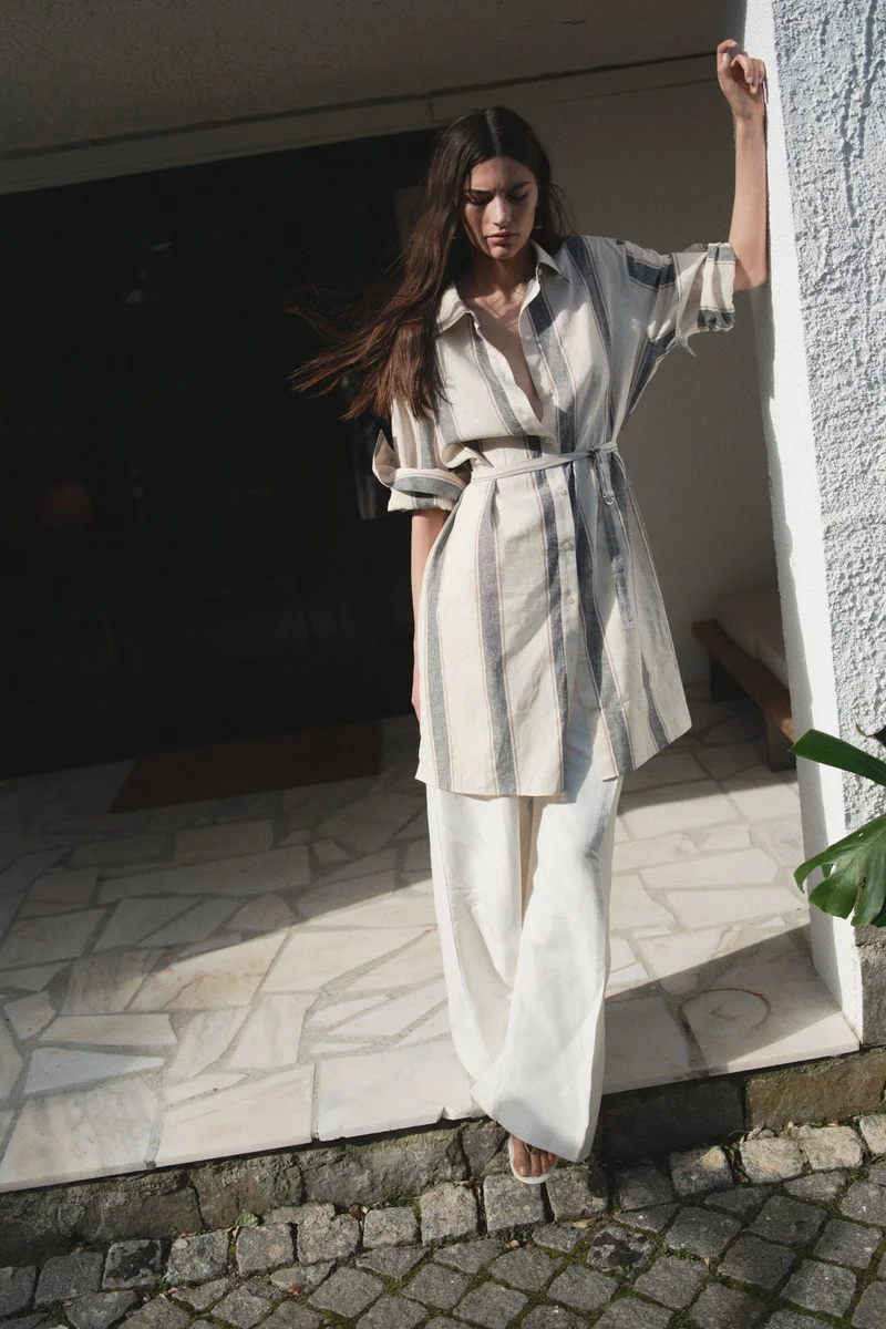 اتش اند ام فستان بتصميم قميص من مزيج الكتان