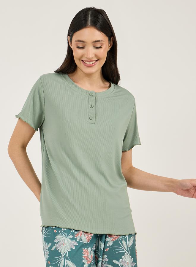 ستايلي طقم بيجامة بطبعة زهور مع تي شيرت بفتحة أزرار عند الياقة - Image 3