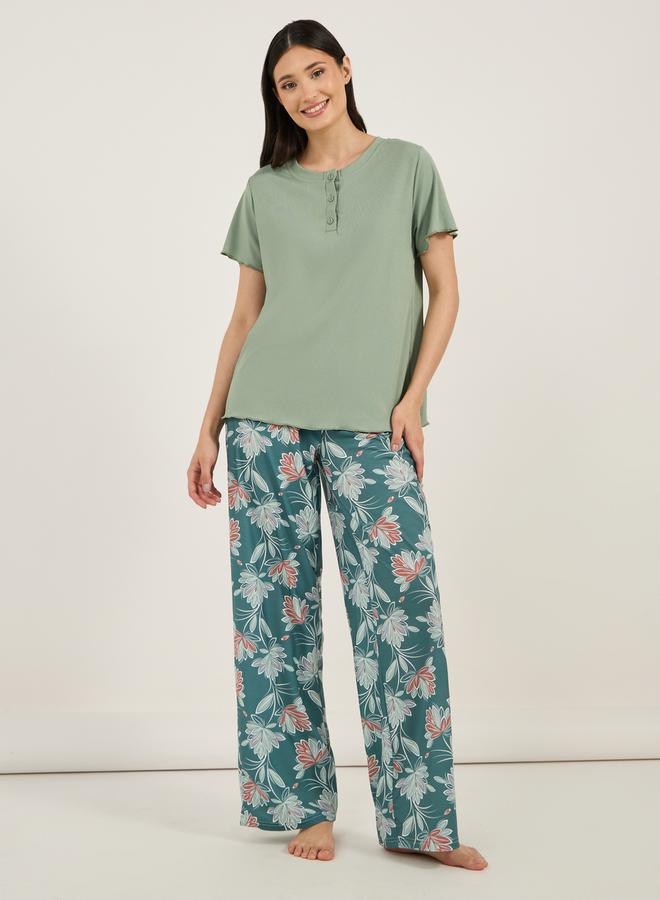 ستايلي طقم بيجامة بطبعة زهور مع تي شيرت بفتحة أزرار عند الياقة - Image 2