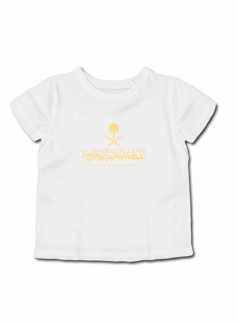 لوحة تيشيرت قطن للأطفال مناسب للأولاد والبنات لمناسبة اليوم الوطني السعودي أو للفخر بالانتماء للوطن في كل الأوقات - Image 1