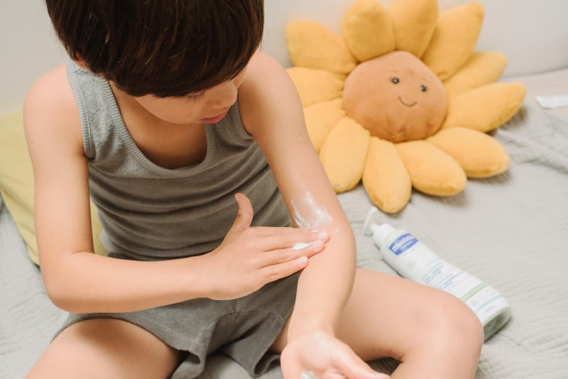 Mustela Stelatopia Eczema-Prone Skin Bath Time Gift Set - Family Skin Care Essentials - Natural Avocado & Sunflower Oil - EWG Verified - 2 Items Set - Stelatopia Cleansing Oil and Stelatopia+ Cream - Image 5