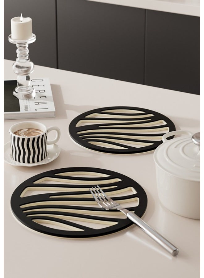 هومستر لوح عازل للحرارة مزدوج الطبقات｜سجادة طاولة مانعة للانزلاق عالية الجودة｜حصيرة عازلة لحماية الأسطح من السخونة｜مصنوعة من خليط PP + TPE المتين｜قابلة للتعليق على الحائط لتوفير المساحة｜مقاس موحد يناسب معظم الطاولات｜مثالي للشواء وحفلات الفوندو والطبخ الساخن - Image 2