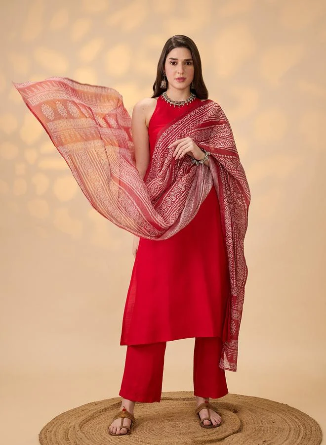 جلو باص طقم كورتا سادة بياقة مربوطة مع بنطال وشيلة مطبوعة