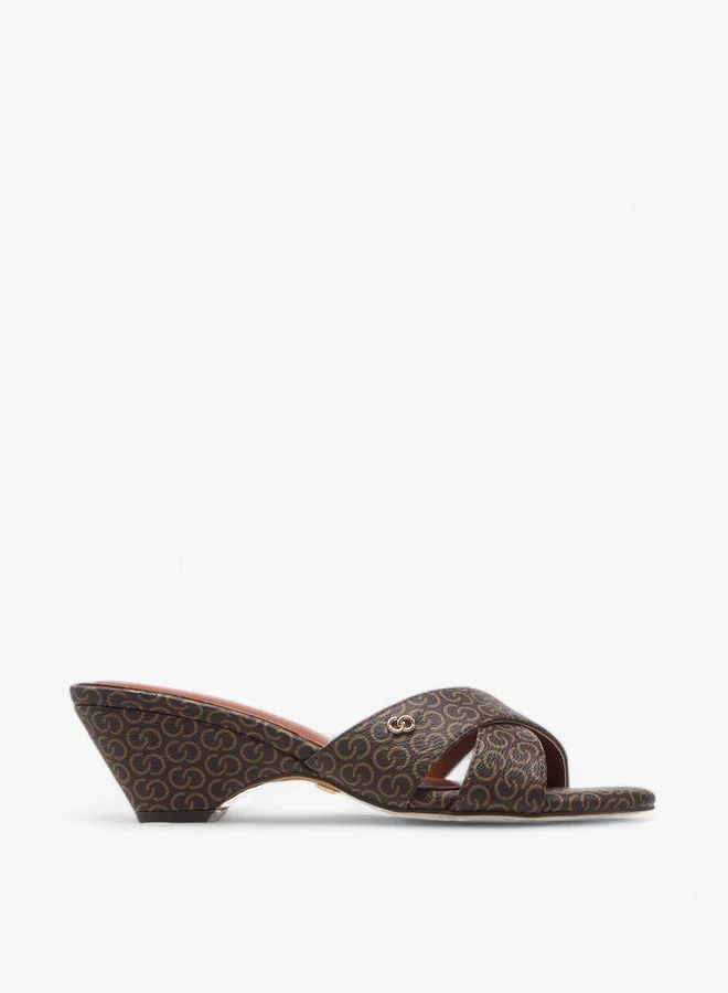 سيليست صنادل نسائية بحزام متقاطع وكعب بلوك بشعار المونوغرام