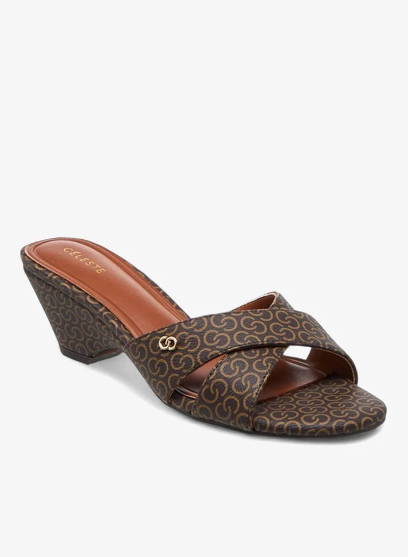 سيليست صنادل نسائية بحزام متقاطع وكعب بلوك بشعار المونوغرام