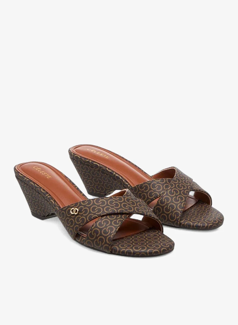 سيليست صنادل نسائية بحزام متقاطع وكعب بلوك بشعار المونوغرام