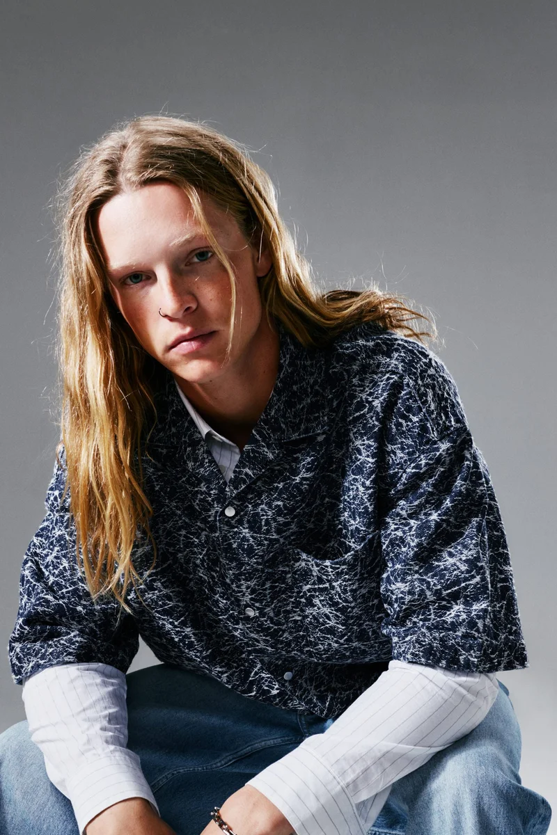 اتش اند ام قميص دنيم منقش بقصّة واسعة