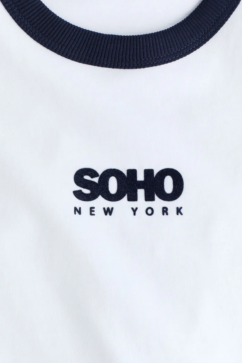 اتش اند ام تي-شيرت بتفاصيل زخرفة