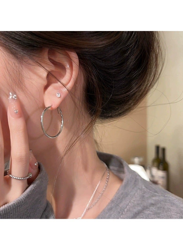 جلوسكي أقراط هووب كبيرة بسيطة للنساء - أقراط جريئة وخفيفة الوزن، أسلوب فاخر صغير وعالي الموضة، أناقة يومية - Image 1