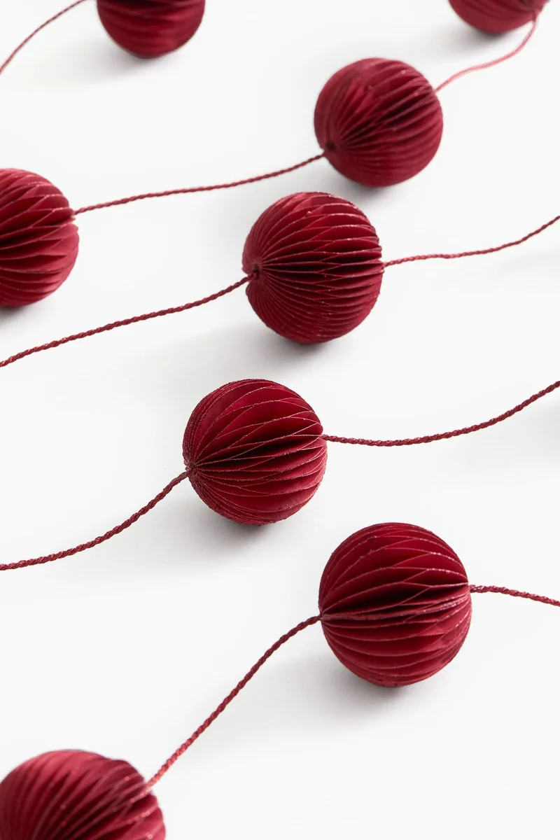 اتش اند ام سلسلة معلقة بتصميم نحلة لامعة