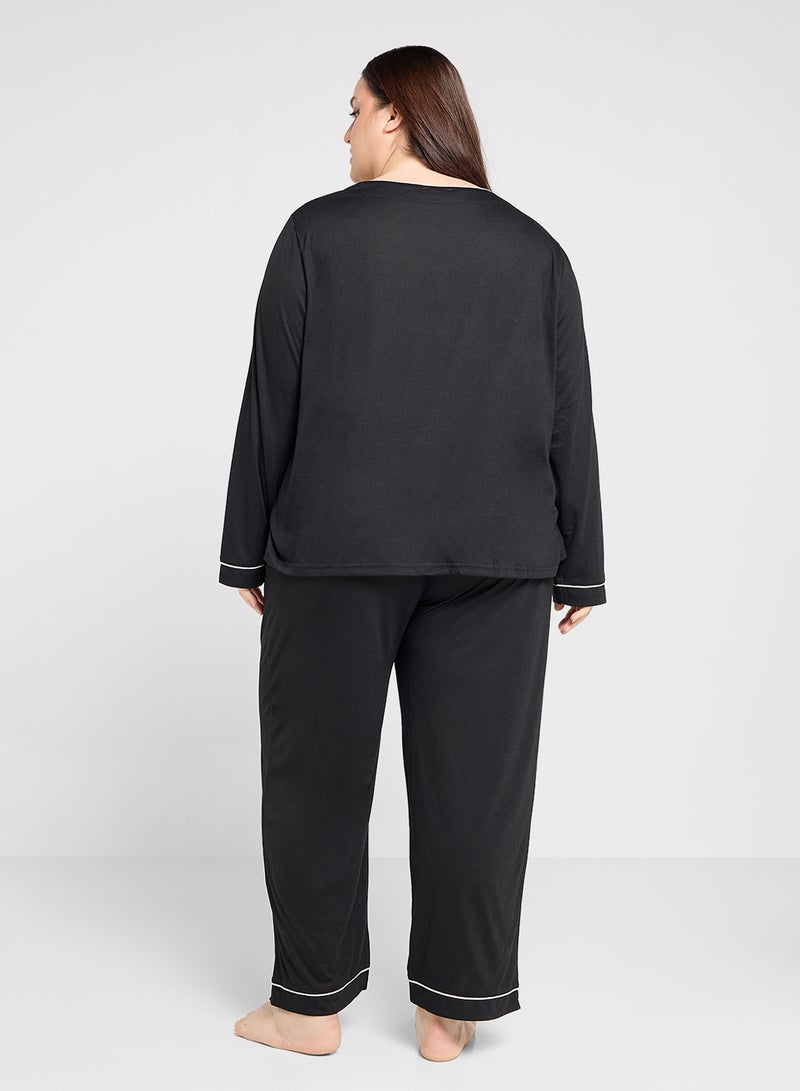 جينجر بلس طقم بيجامة وقميص ساتان بحواف متباينة - Image 2