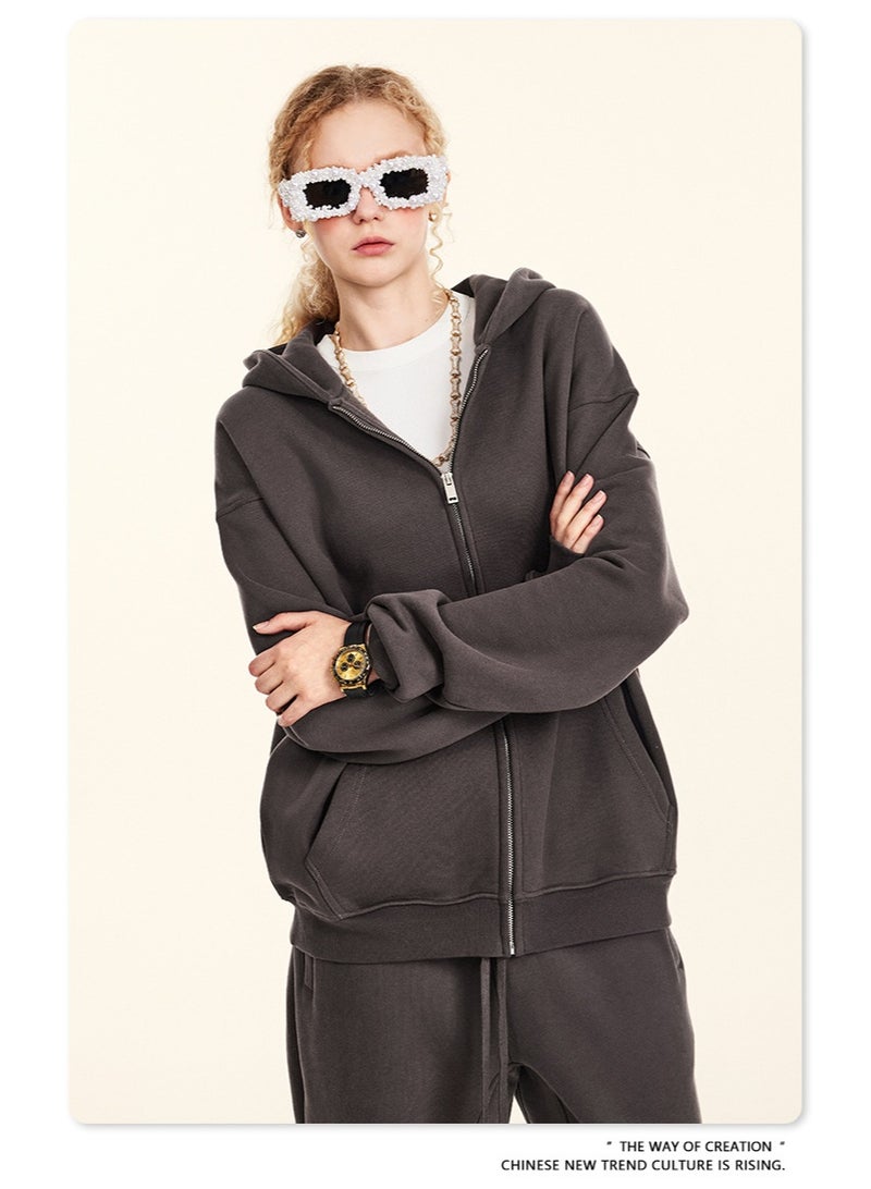 بى طقم من قطعتين: سويت شيرت بغطاء رأس بلون سادة مبطن بالصوف، وكارديجان فضفاض كاجوال، وبنطال رياضي (رمادي داكن) - Image 4