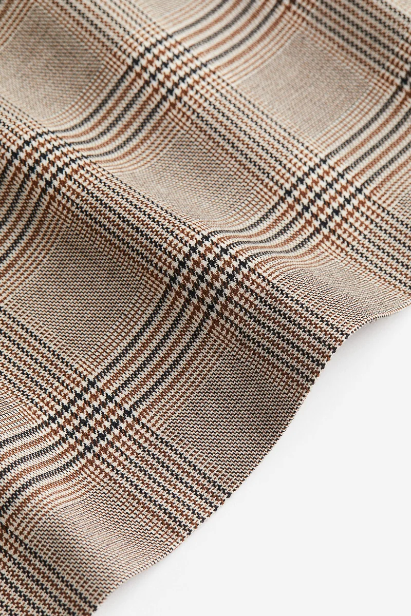 اتش اند ام تنورة قصيرة