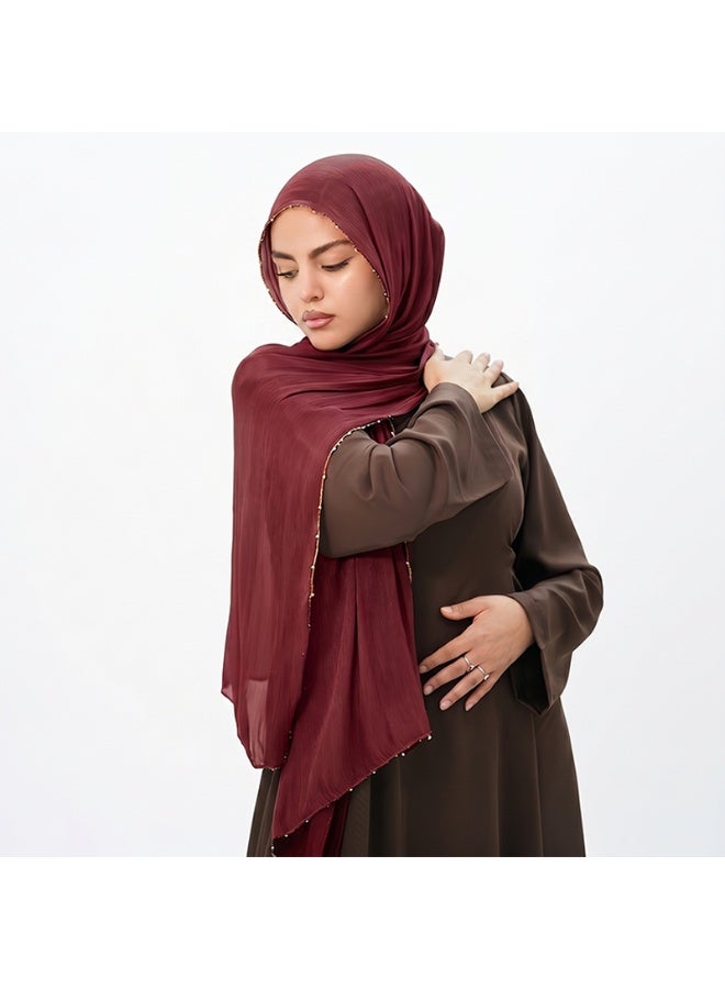 وشاح طويل من الكريب بلون موحد وملمس ناعم بلمسة نهائية ساتانية، مزود بسلسلة من الخرز المعدني؛ وشاح طويل نسائي من الحرير اللامع