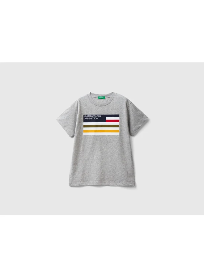 يونايتد كولورز أوف بينتيون 100% Organic Cotton T-Shirt With Print - Grey