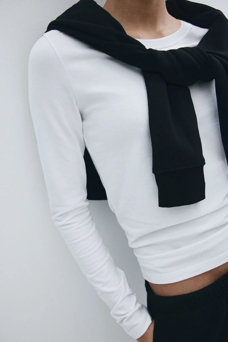 اتش اند ام بلوزة ضيّقة من القطن