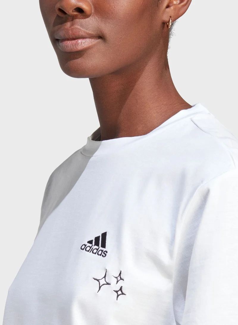 adidas خربشات التطريز المحاصيل تي شيرت