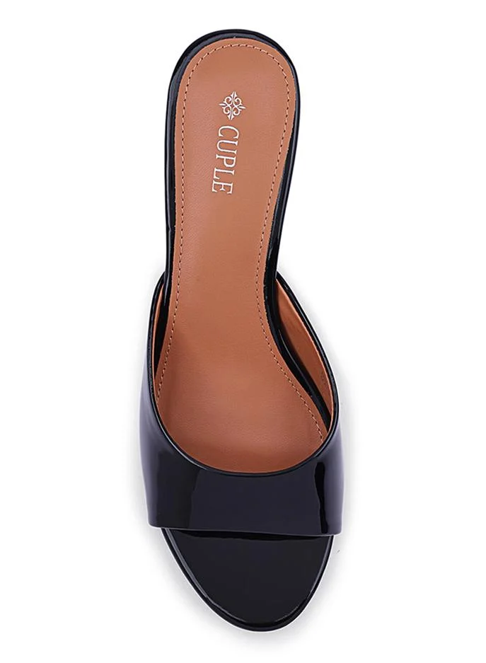 Cuple Elegant heel slippers designed for a chic look.