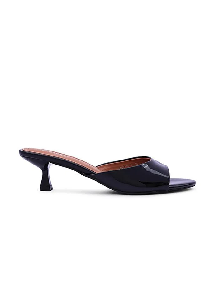 Cuple Elegant heel slippers designed for a chic look.