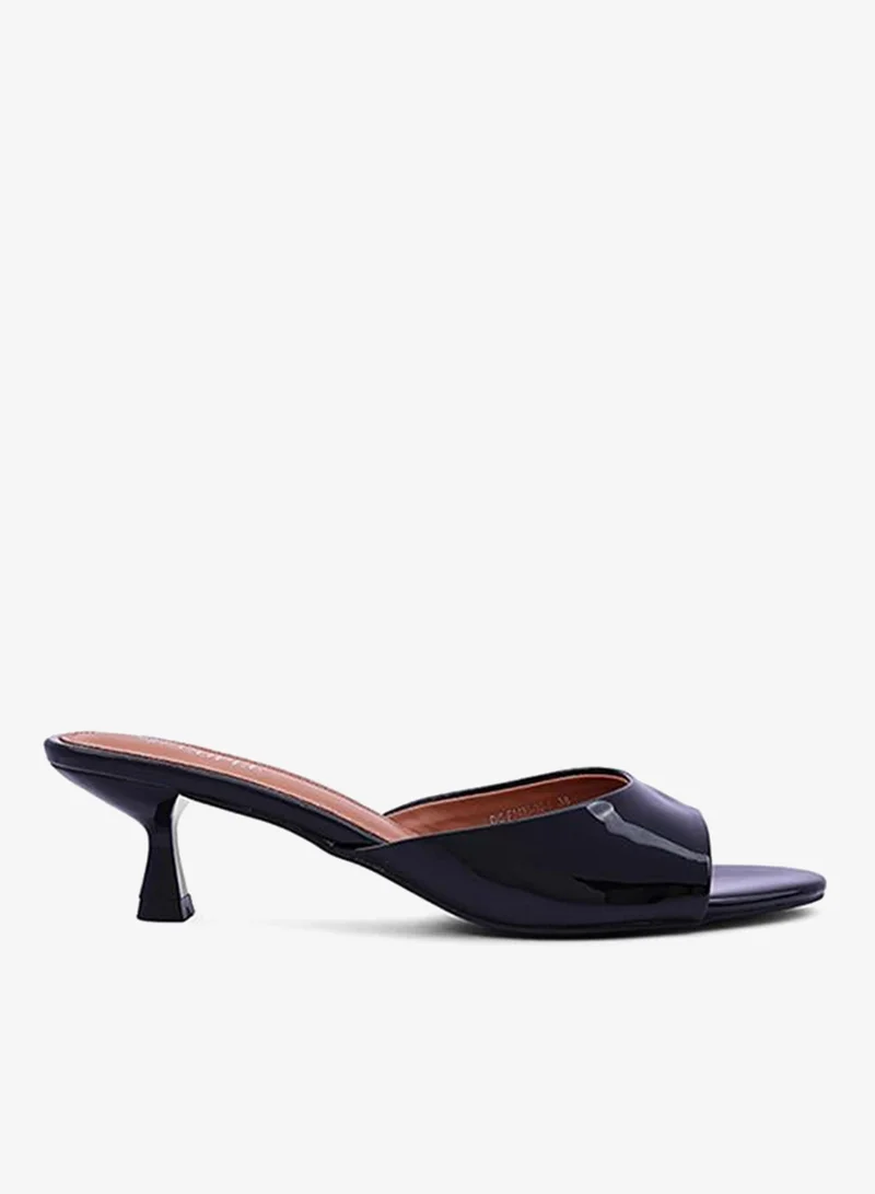 Cuple Elegant heel slippers designed for a chic look.
