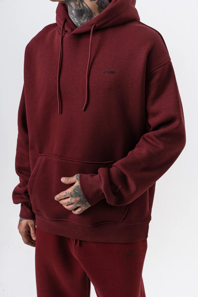 ريسباير هودي رجالي أساسي واسع (Oversize) بغطاء رأس بتفاصيل نص "Respire" لون خمري (Bordo)