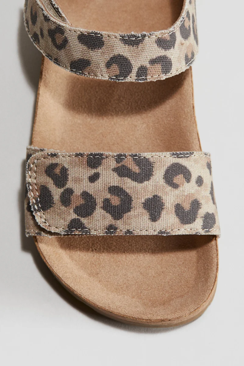 اتش اند ام صندل بحزام على الكاحل