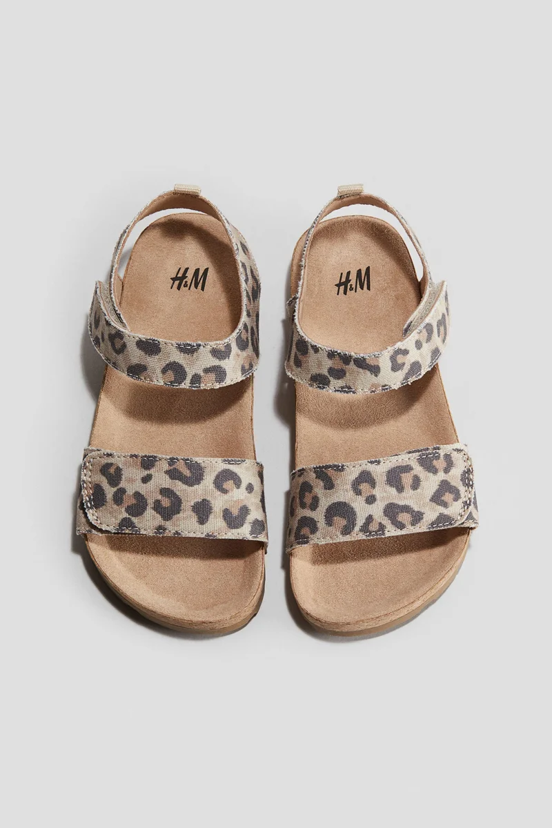 اتش اند ام صندل بحزام على الكاحل