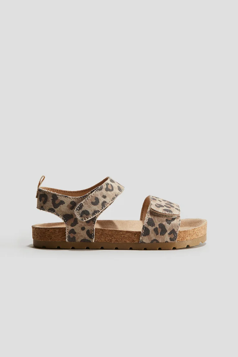 اتش اند ام صندل بحزام على الكاحل